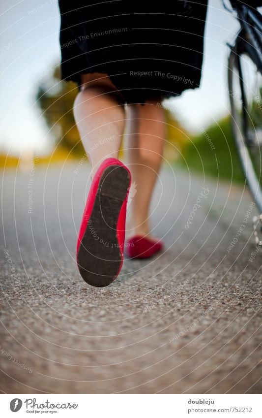 unterwegs gehen Frau Mädchen Mensch Asphalt Straße Aktion Schuhe Ballerina Fahrrad Fahrradfahren Fahrradtour schieben Richtung vorwärts Berge u. Gebirge Beine