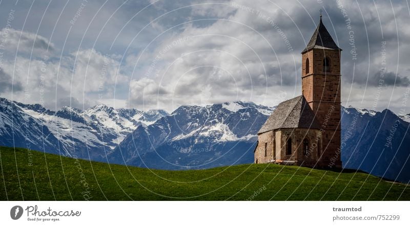 St. Kathrein, Hafling Tourismus Ferne Freiheit Sommer Berge u. Gebirge wandern Dorf Menschenleer Kirche Dom Mauer Wand Fassade Sehenswürdigkeit Denkmal alt