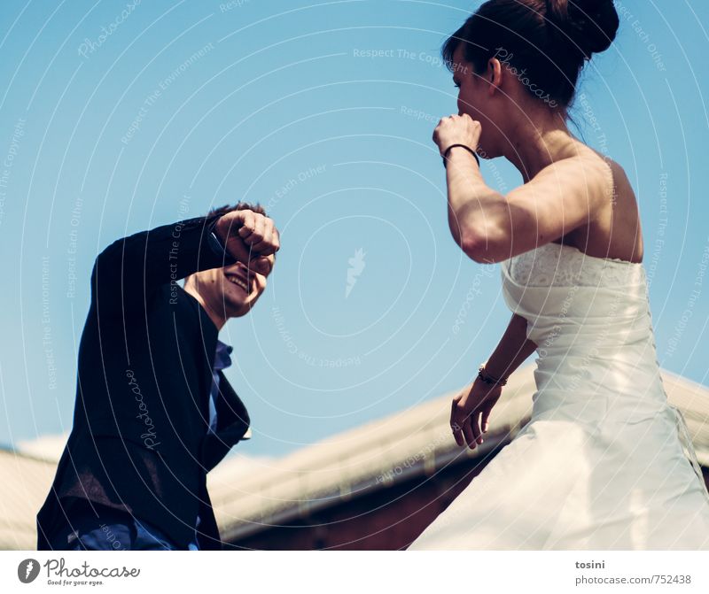 Check maskulin feminin Frau Erwachsene Mann Paar Partner 2 Mensch Fröhlichkeit Hochzeit Hochzeitspaar Hochzeitsshooting Braut Brautkleid Freude Faust Himmel