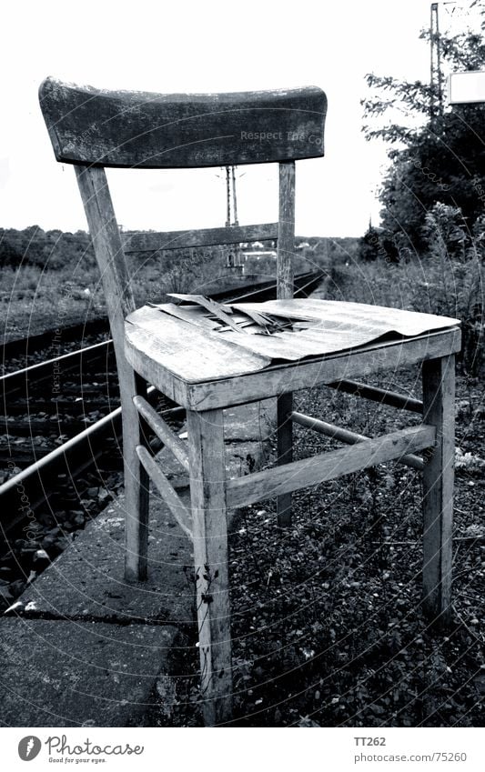 Sitzplatz Gleise kaputt Holz Sitzgelegenheit weg hier Stuhl Bahnhof warten stuhllehne