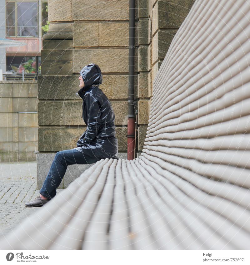 Banklady Freizeit & Hobby Mensch feminin Frau Erwachsene Weiblicher Senior 1 45-60 Jahre Stadt Gebäude Mauer Wand Bekleidung Mantel Lack Schuhe Blick sitzen