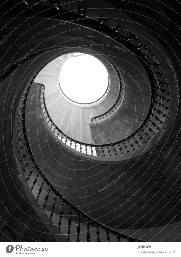 schwindlig, aber oben... gedreht dunkel Luft Licht unten Treppe Schnecke von nach hell Geländer zum Himmel