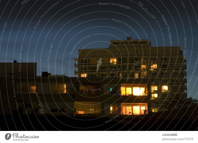 Der Abend Nacht Dämmerung Herbst Wohnhochhaus Haus Gebäude Fenster Licht Silhouette schwarz gelb Plattenbau Schatten Himmel blaut