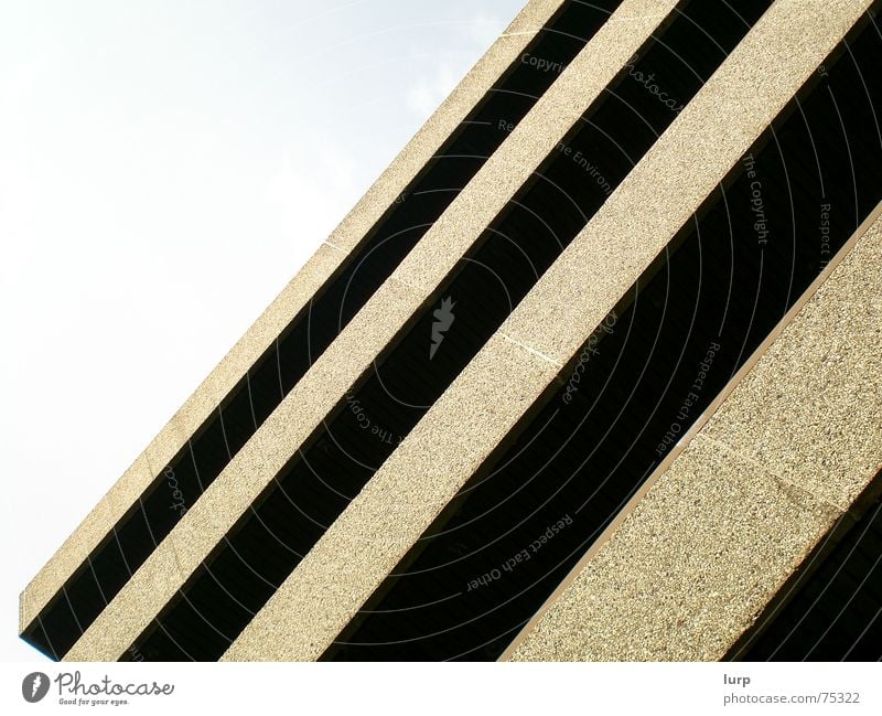 fear of falling Haus Himmel Menschenleer Hochhaus Gebäude Architektur Stein Beton dreckig dunkel graue Wolken Kiel städtisches krankenhaus kiel kinderstation