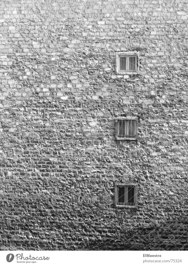 Stadtleben trist eng grau klein gefangen hässlich Paris Ghetto gefährlich abgelegen Außenaufnahme alt Justizvollzugsanstalt unattraktiv Armut Schwarzweißfoto