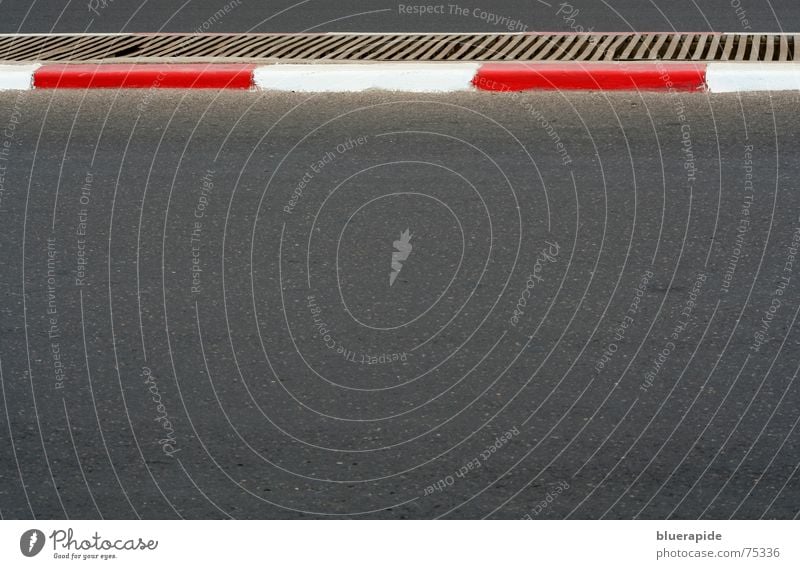 street and stripes Beton Teer dunkel schwarz Streifen Mittellinie Gitter mehrspurig rot weiß gestreift schließen Marokko fremd Straßenverkehr Linie Trennung