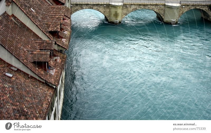 nah am wasser gebaut. schön Kreuzfahrt Wohnung Haus Traumhaus Renovieren Kanutour Wasser Altstadt Brücke alt bauen springen tauchen Armut bedrohlich fantastisch