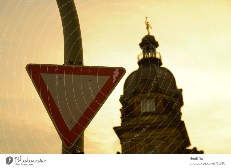 Watch Out! Vorfahrt Alte Post Dreieck Verkehr Gebäude Schilder & Markierungen Turm alt