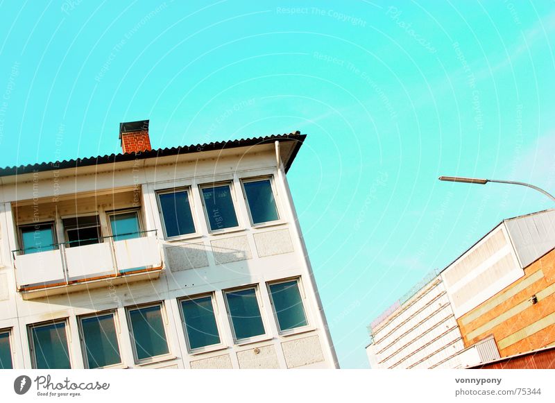 Ein Sonntag am Hafen Haus Gebäude Balkon Straßenbeleuchtung Laterne grün Backstein Fenster Reflexion & Spiegelung eckig Quadrat ruhig Wand frontal Himmel bblau