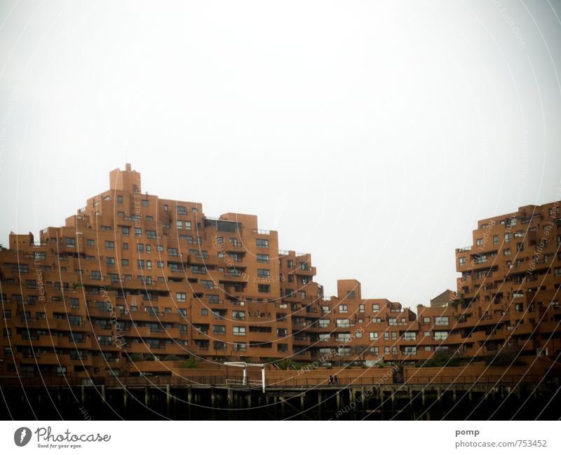 London Himmel Stadt Hauptstadt Menschenleer Haus Hochhaus Bauwerk Gebäude Architektur dreckig dunkel groß hässlich trist braun weiß Gefühle Einsamkeit Armut