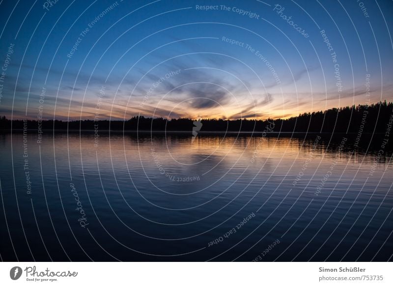 Finnland Natur Landschaft Wasser Himmel Seeufer Bucht blau Außenaufnahme Menschenleer Dämmerung Kontrast