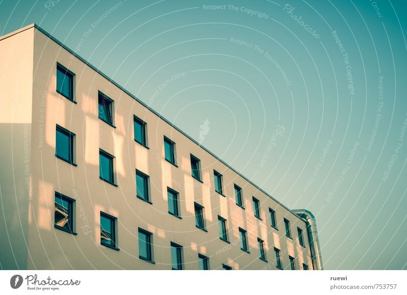 Fensterfront in Schräglage Häusliches Leben Wohnung Haus Hausbau Renovieren Baustelle Luft Himmel Wolkenloser Himmel Frühling Sommer Klima Schönes Wetter Stadt