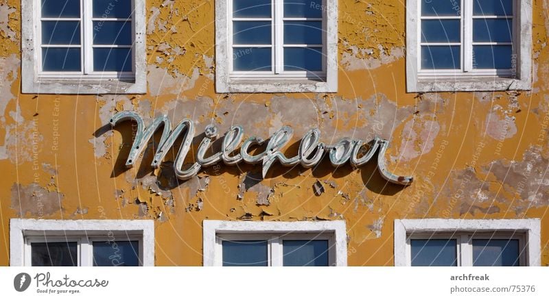 Milch macht müde Fotografen munter... Milchbar Bar Restaurant Stadt Osten Haus Fassade gelb Fenster Leuchtreklame Neonlicht kaputt Deutschland Sommer Erinnerung