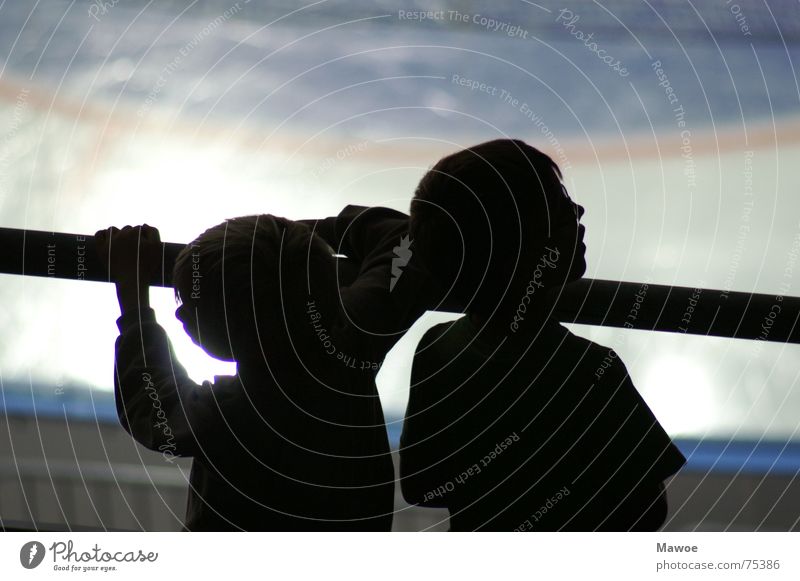 Gelangweilte Kinder Langeweile Pause Geländer Arena Eis Schatten Eisstadion Eisfläche Silhouette Geschwister warten 2 Rückansicht Schattenspiel