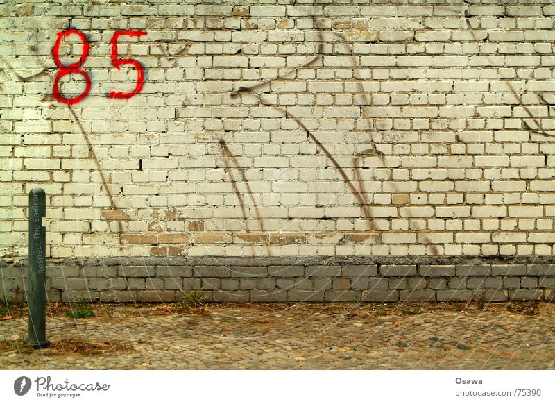 Hallo Mädels Wand Mauer Backstein Kopfsteinpflaster 85 fünfundachzig Pfosten