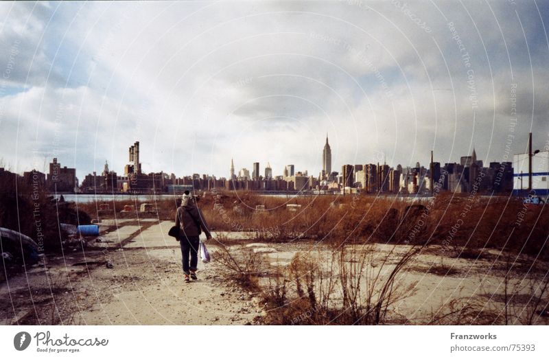 Downtown... New York City Ghetto Winter Wolken kalt grau Gegenteil Einsamkeit unterwegs Sportpark Skyline kark Fluss