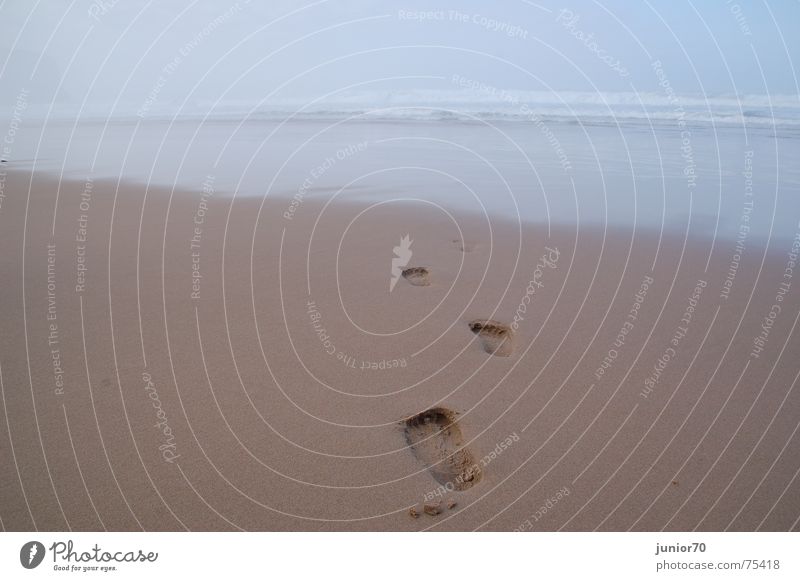 Eben noch... Morgen Fußspur gehen weich Ferien & Urlaub & Reisen Europa Portugal nass körnig Luft Wellen Strömung Joggen Brandung Strand Nebel Wolken Freiheit