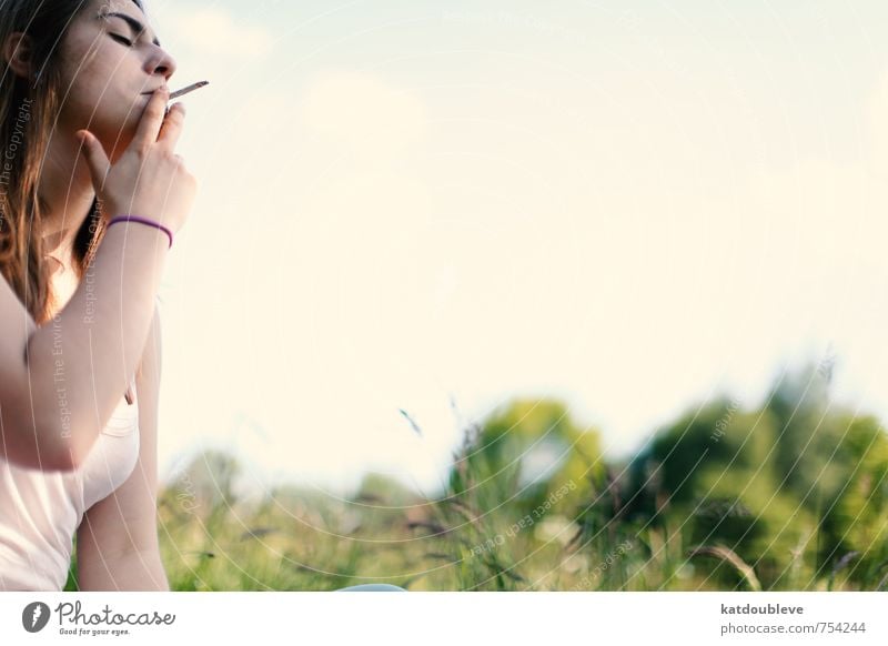 Je me souviens du temps feminin androgyn Umwelt Natur Himmel Wetter Schönes Wetter Gras Garten Park Wiese ästhetisch sportlich frisch schön Gefühle Stimmung