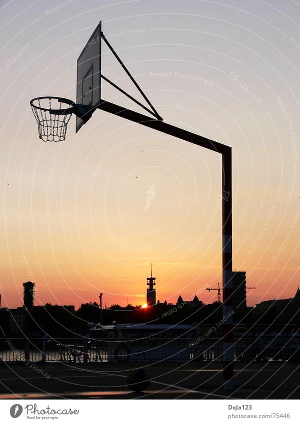 Köln Streetball Korb Basketballkorb Sonnenuntergang Ballsport Deutsche Telekom Hochhaus Gebäude Platz Beton Stadt Freizeit & Hobby Spielfreude ruhig