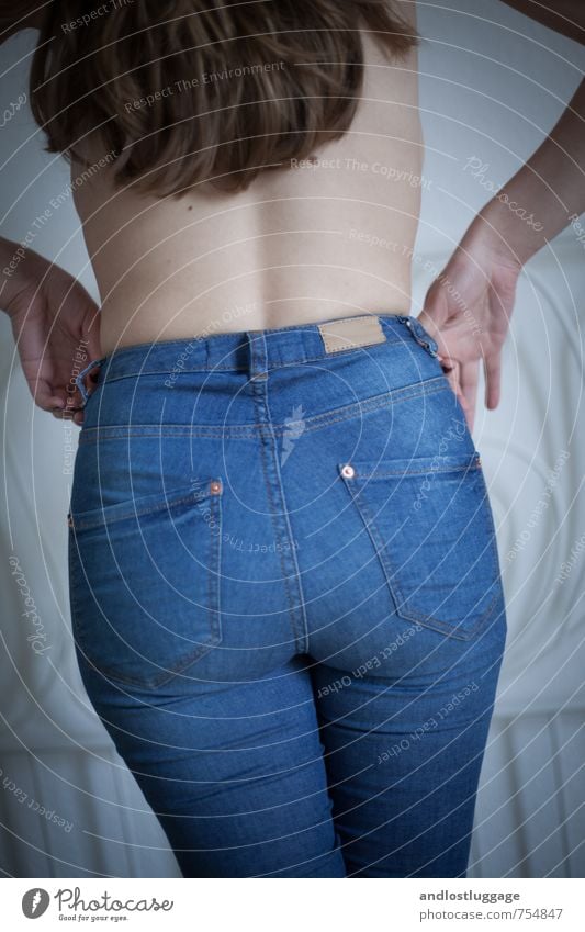 blue jeans. Stil feminin Junge Frau Jugendliche Rücken Gesäß 1 Mensch 18-30 Jahre Erwachsene Mode Jeanshose brünett langhaarig berühren festhalten genießen