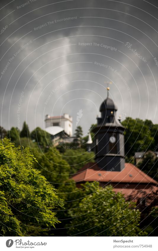 Loschwitz Himmel Wolken Gewitterwolken Dresden Sachsen Stadt Stadtrand Haus Turm Gebäude ästhetisch historisch schön Schwebebahn Standseilbahn Uhrenturm Station