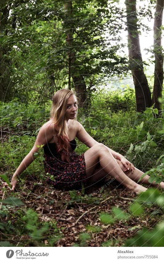 Des Försters tolle Tochter Ausflug Abenteuer Junge Frau Jugendliche Beine 18-30 Jahre Erwachsene Natur Schönes Wetter Baum Sträucher Wald Kleid blond langhaarig