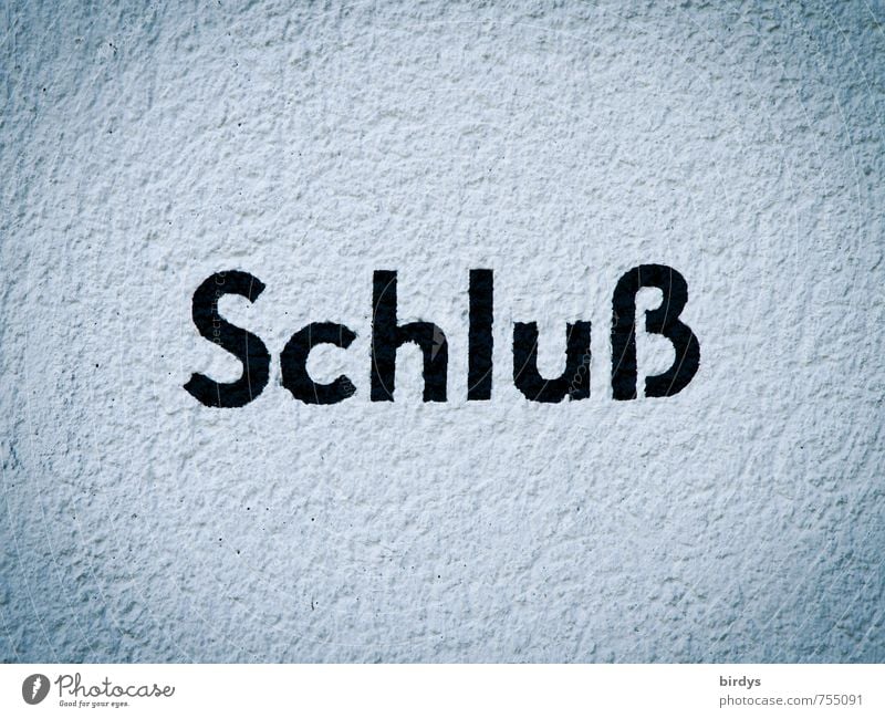 ...Aus...Ende Mauer Wand Schriftzeichen ästhetisch einfach Sauberkeit grau schwarz weiß standhaft rein Zeit Wort 1 Buchstaben Mitte Farbfoto Außenaufnahme