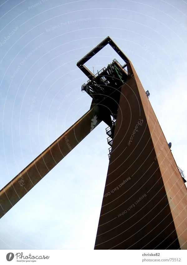 Alter Riese Förderturm Zeche Bergbau Koloss braun Eisen Turm Himmel sathl Rost