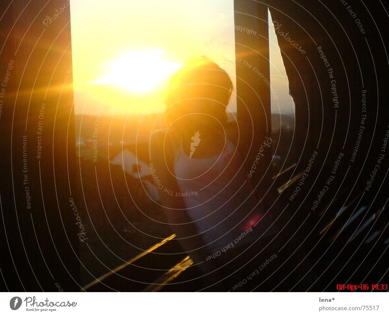 girl in the sun Sonne Frau Balkon Haus T-Shirt blond rot gelb Sommer Jahreszeiten Beleuchtung trist Erholung gammeln Sun Glück Balken Schatten orange hoch oben