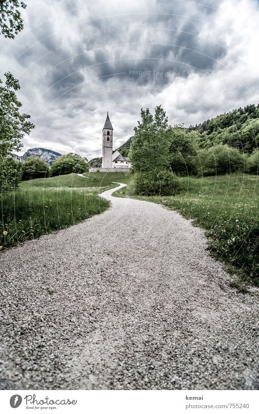 Steine pflastern den Weg Umwelt Natur Landschaft Urelemente Wolken Gewitterwolken schlechtes Wetter Unwetter Sturm Baum Gras Sträucher Wiese Kirche Straße