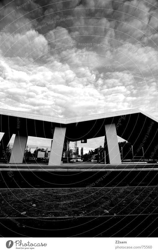 bedrohlich Bauwerk Rampe Wolken groß Beton kalt einfach Baustelle architecture Schwarzweißfoto scharz/weiss Pfosten Architektur