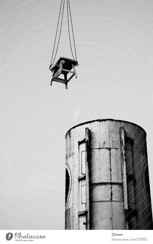 hung up sw hängen Tisch Baustelle Silo Fass Vogelperspektive Schweben Industriefotografie krahn Seil Kette industrial desk Himmel Schwarzweißfoto