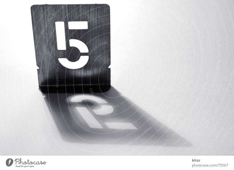 "52" Ziffern & Zahlen Schablone Blech Licht Reflexion & Spiegelung Schatten number light shadow reflection Typographie