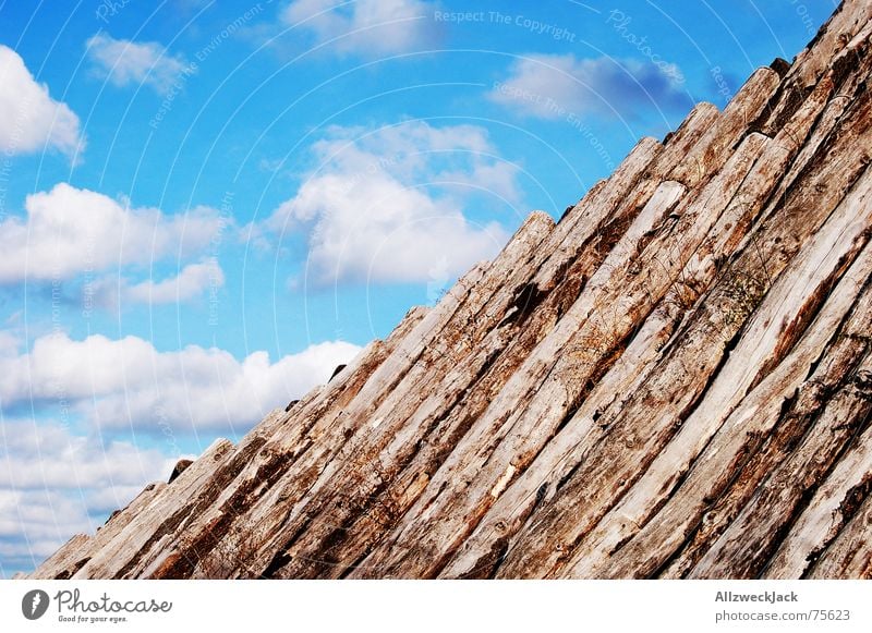 Halb und Halb Holz Wolken weiß Außenaufnahme Holzbrett diagonal halb und halb fifty fifty Himmel blau Kumulus no-madosky