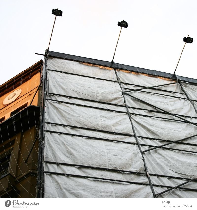 ...neue Sachlichkeit Fassade Haus Licht Altbau Gebäude Abdeckung Baustelle weiß Baugerüst