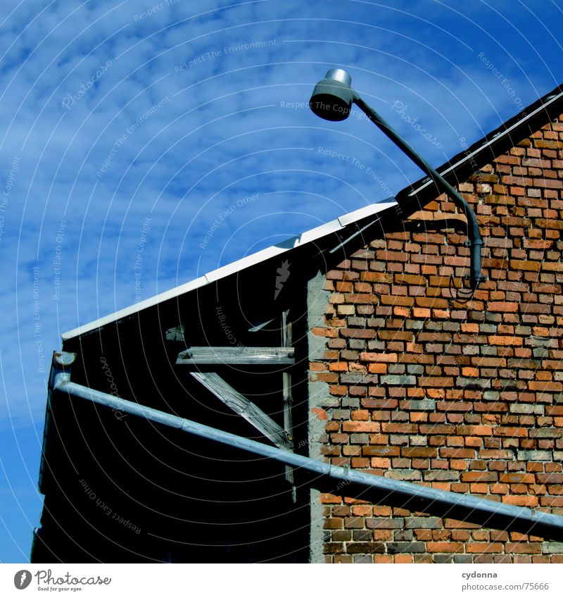 Bewegungsrichtungen Gebäude Lampe Laterne Licht Haus Regenrinne Abflussrohr Geometrie Bildaufbau Wolken Dach Mauer Backstein Linie Composing Architektur Himmel