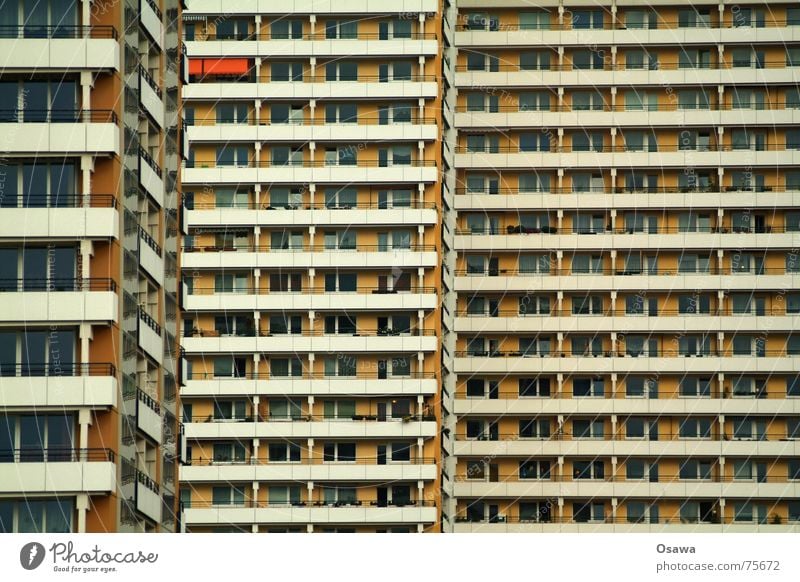 Schöner Wohnen 06 Haus Gebäude Fassade Fenster Balkon Raster gerade Plattenbau Beton Neubau trist Nachbar eng Einblick Berlin Strukturen & Formen