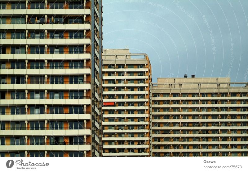 Schöner Wohnen 07 Haus Gebäude Fassade Fenster Balkon Raster gerade Plattenbau Beton Neubau Nachbar eng Einblick Sowjetische Besatzungszone Deutschland Aussicht