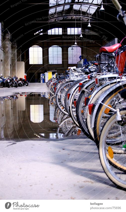 Dachschaden? Pfütze Fahrrad Reflexion & Spiegelung Fenster Bahnhof Loch Wasser Schaden Fensterscheibe Innenaufnahme