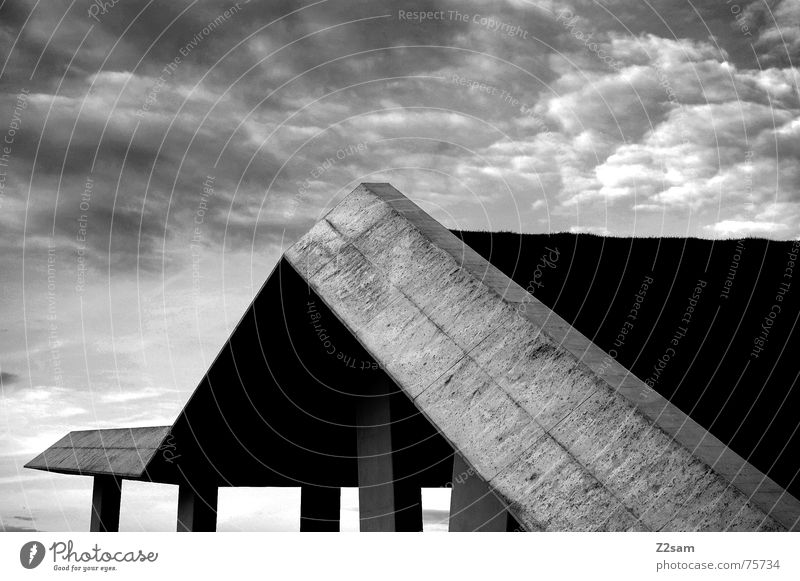 Auf und Ab sw Himmel Wolken Bauwerk Wiese grün abstrakt Gras architecture blue sky blau Baustelle geometry Pfosten Perspektive Schwarzweißfoto Architektur