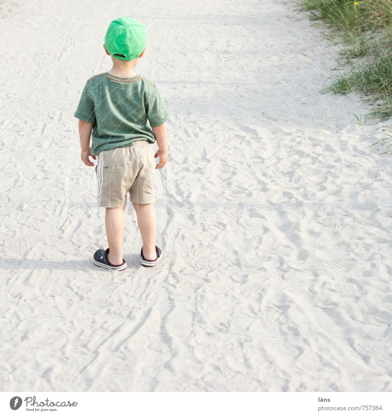 mama Strand Kind Mensch Junge Kindheit 1 1-3 Jahre Kleinkind Natur Landschaft Sand beobachten stehen Neugier Traurigkeit Einsamkeit Angst Entsetzen Verzweiflung