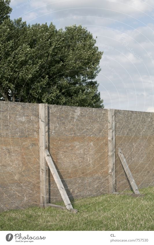 barrikade Umwelt Natur Landschaft Himmel Wolken Frühling Sommer Schönes Wetter Baum Gras Wiese Ordnung Schutz Sicherheit Verbote Barriere Barrikade Begrenzung