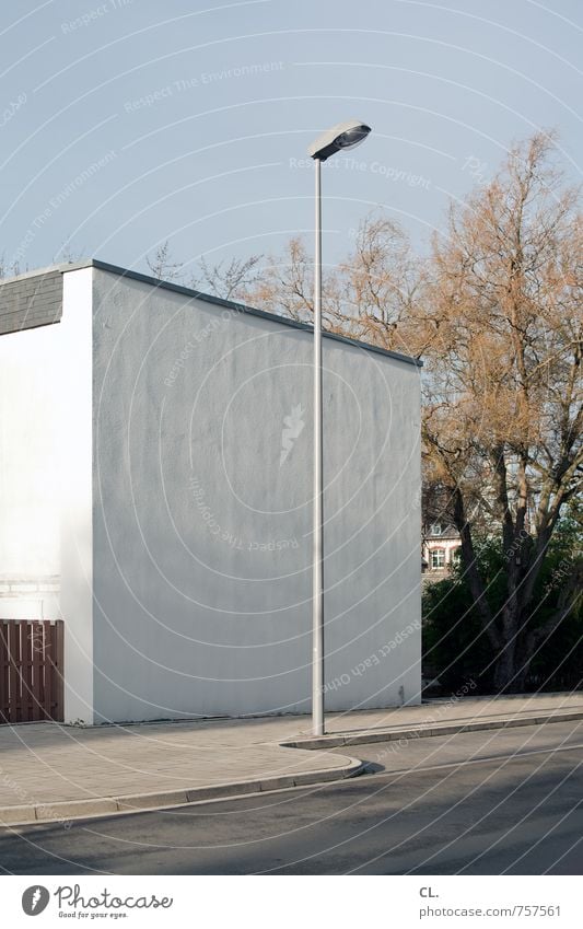 ein hoch auf das hochformat Umwelt Himmel Schönes Wetter Baum Haus Architektur Mauer Wand Verkehr Verkehrswege Straße Wege & Pfade trist Langeweile