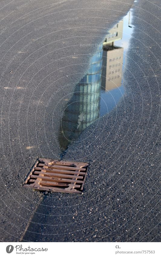 trockenheit | der letzte rest Wasser Stadt Menschenleer Hochhaus Platz Bauwerk Gebäude Architektur Straße Wege & Pfade nass trist Gesellschaft (Soziologie)