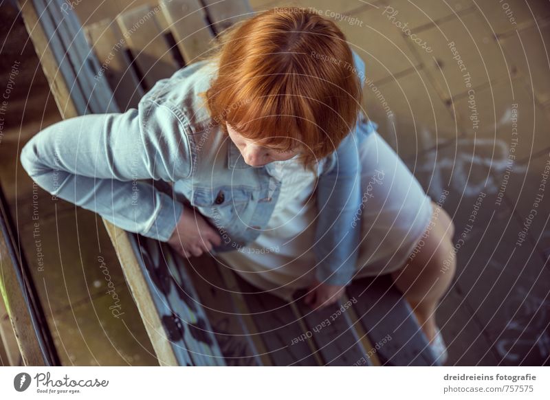 Sie schaut Mensch feminin Junge Frau Jugendliche 1 Mode Bekleidung Kleid Jacke Haare & Frisuren rothaarig Denken Blick sitzen warten ästhetisch Freundlichkeit