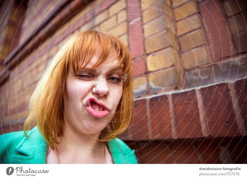 Crazy Duckface Mensch feminin Frau Erwachsene 1 Mauer Wand rothaarig Blick Coolness frech nerdig rebellisch trashig Fröhlichkeit selbstbewußt Aggression Farbe