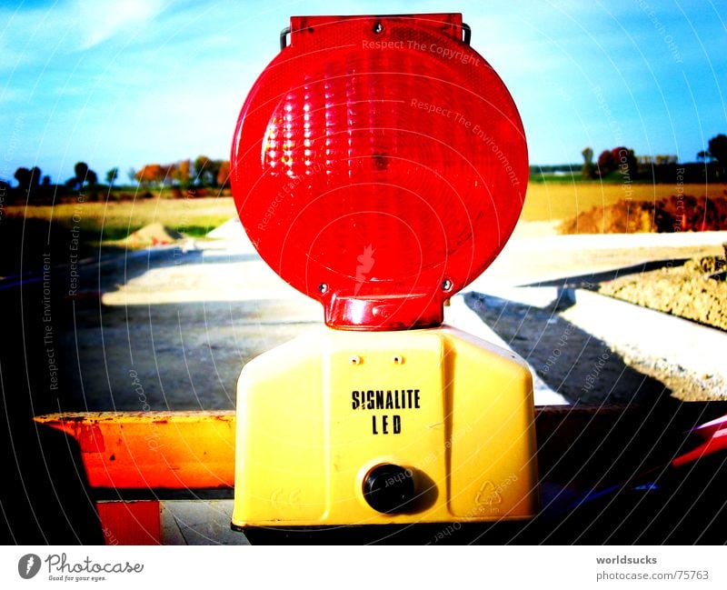 Warnlampe Warnleuchte Straßenverkehr Verkehr Baustelle Warnschild Verkehrsschild Lomografie abstrakt Licht hell Lampe rot mehrfarbig Warnhinweis Traumwelt