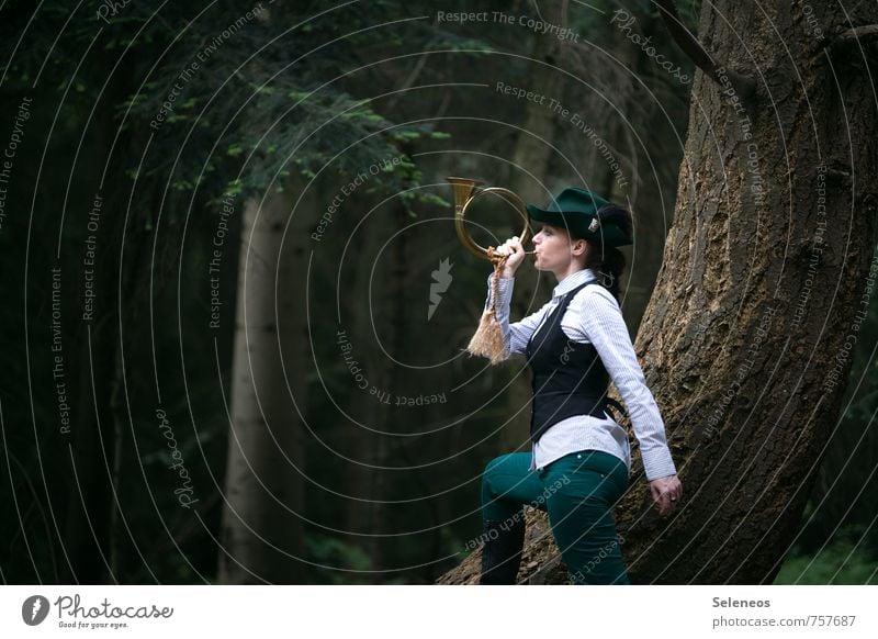 ins Horn blasen Ausflug Abenteuer Freiheit Arbeit & Erwerbstätigkeit Beruf Förster Landwirtschaft Forstwirtschaft Mensch feminin 1 Umwelt Natur Landschaft