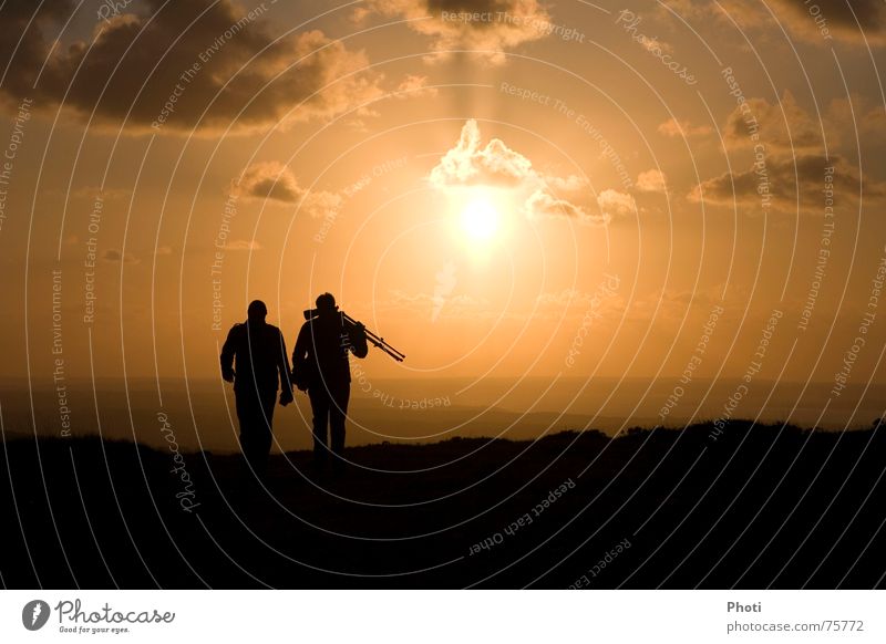 Explorer Abenteurer Fotografieren Sonnenuntergang Einsamkeit Abenddämmerung Mann Feierabend Erkundung Landschaft Wege & Pfade Berge u. Gebirge siluette Freiheit