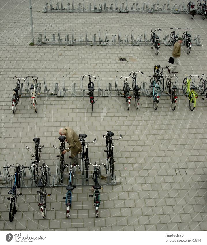 LESS TRAFFIC Fahrradparkplatz unten Schleuser Mensch parken Stadt Asphalt grau Fußgänger Verkehr Muster Hintergrundbild Strukturen & Formen Quadrat graphisch